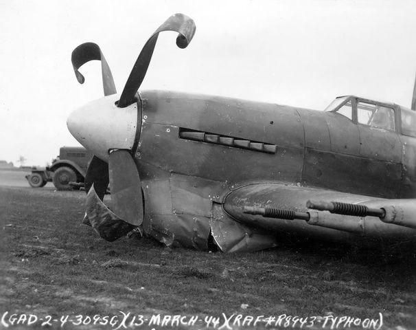 1- Qui dit typhoon, dit canon de 20mm. J ai choisi de representer la version utilisee dans la premiere version de l avion, c est a dire sans carÃ©nage.