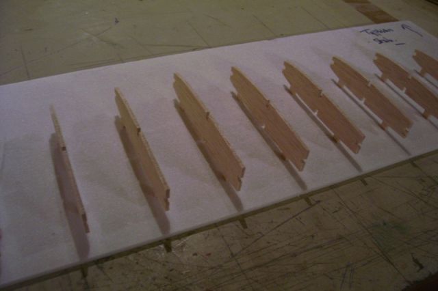 3. Les talons de nervure s'emboitent dans les encoches de la feuille de dépron.