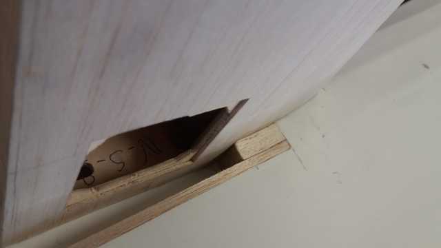 espace entre stab et fuselage (comblé avec cale balsa percée) pour recevoir vis de fixation