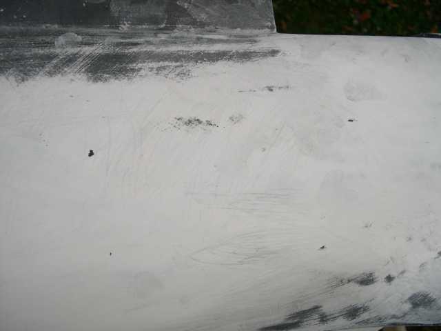 aprÃ¨s ponÃ§age fin de l'apprÃªt recouvert de peinture noire tous les dÃ©fauts vont apparaitre en foncÃ© sur fond blanc