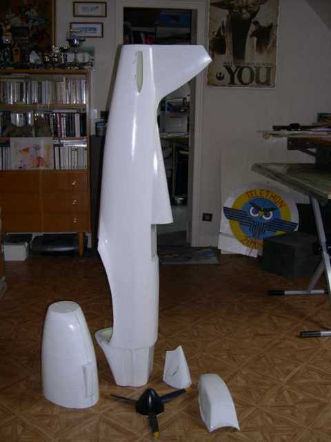 le kit complet fuselage 1500grs capot 400grs cÃ´ne AR + radiateur 150grs soit 2050grs sur la balance ,c'est le premier son jumeau sera plus lÃ©ger de 250 grs 
