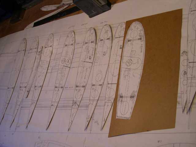 des gabarits en carton ont été découpés sur l'ancienne version de construction de l'aile ,